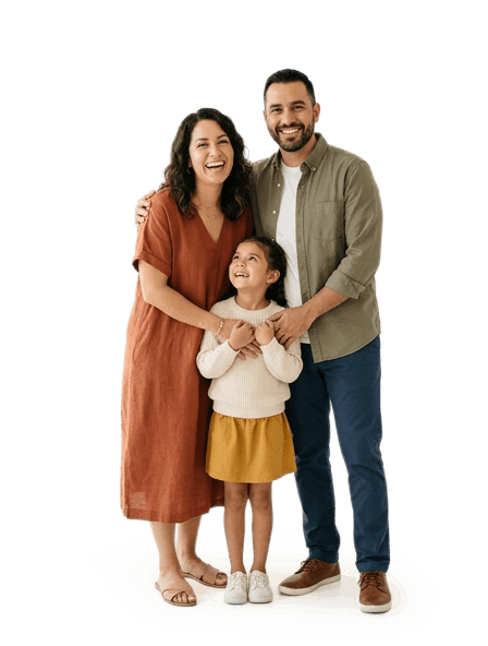 Familia hispana sonriendo juntos