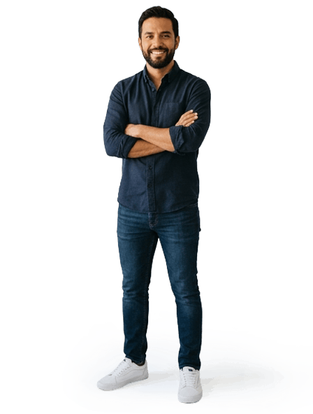 Hombre hispano sonriendo con confianza