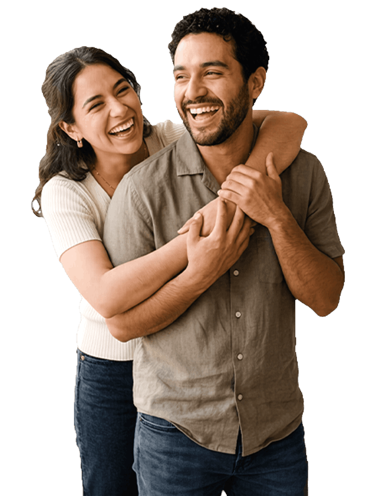 Pareja hispana celebrando su aprobación de préstamo